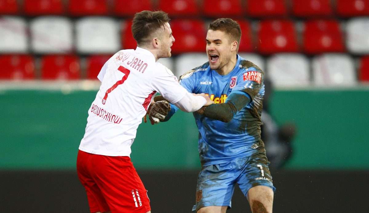 Regensburg-Keeper Alexander Meyer (r.) zeigte sich im DFB-Pokal bisher als Elfmeterkiller.