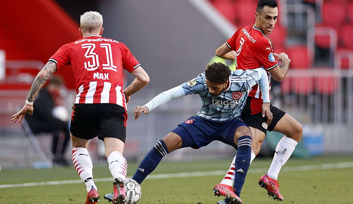 Amsterdams Devyne Rensch im Dreikampf mit Eran Zahavi (re.) und Philipp Max (li.).