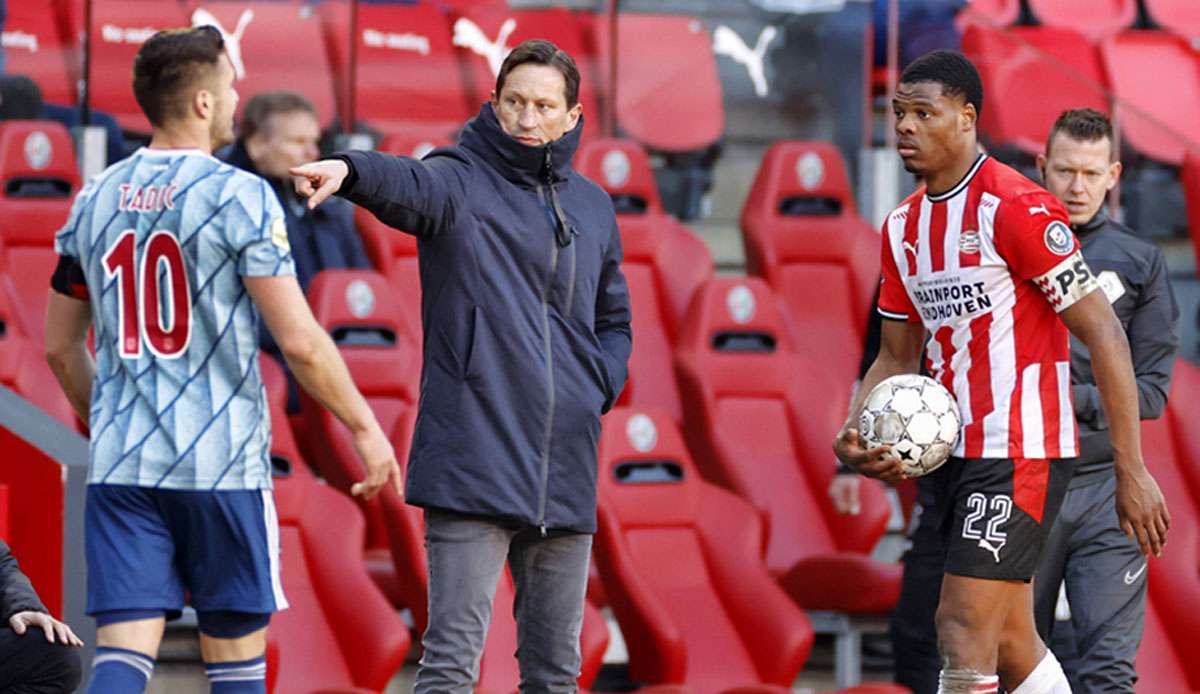 Dusan Tadic und Denzel Dumfries (r.) gerieten im niederländischen Topspiel aneinander.