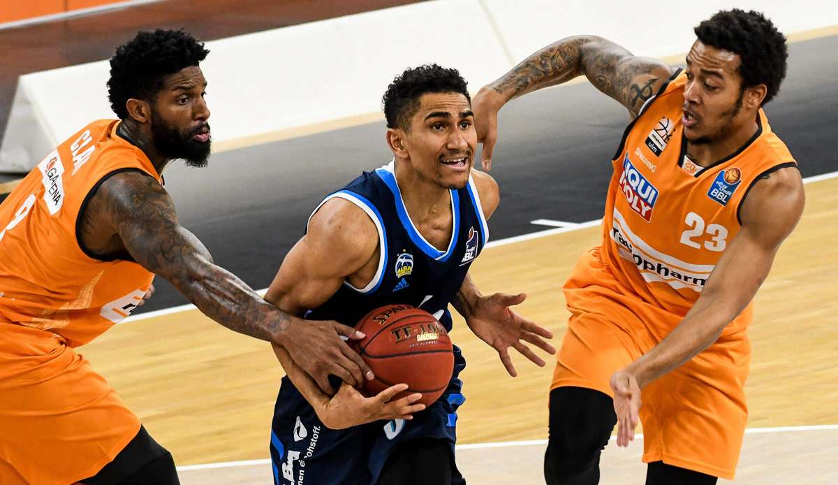 Maodo Lo (M.) setzt sich gegen die Defensive der Ulmer durch.