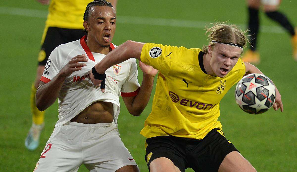 Erling Haaland (r.) erwartet mit dem BVB am Abend den FC Sevilla.