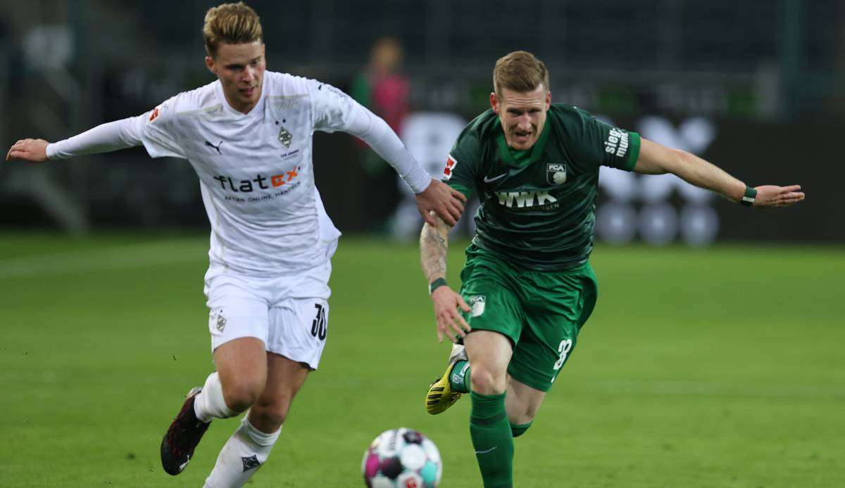 Nico Elvedi und Andre Hahn kämpfen um den Ball.