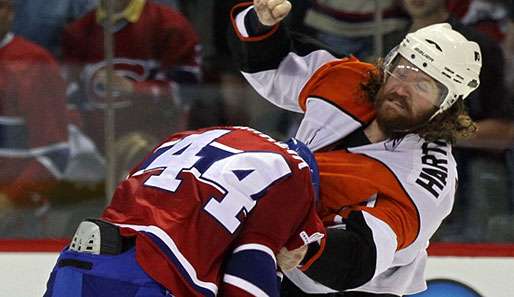 Szenen wie beim DEB-Viertelfinale: Philadelphias Scott Hartnell (r.) gegen Montreals Roman Hamrlik