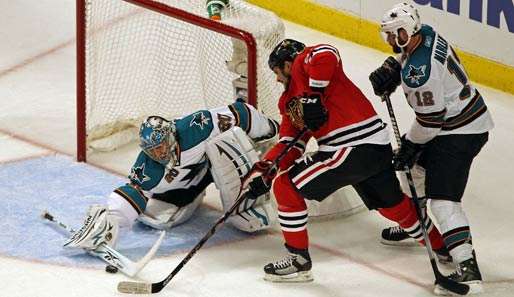 Chicagos Dustin Byfuglien (M.) sorgte mit seinem Treffer in der Overtime für den Sieg gegen San Jose 