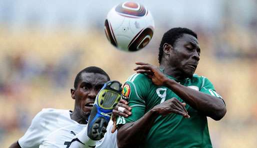 Präsident Goodluck Jonathan erwartet von Obafemi Martins (r.) und den Super Eagles den Titel