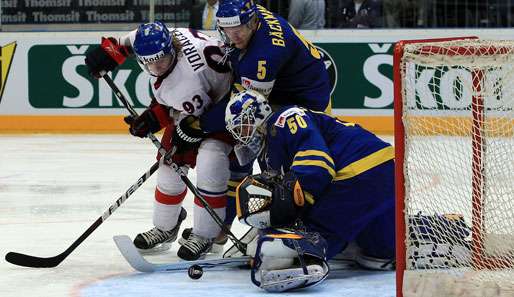 Jonas Gustavsson im Kasten der Schweden musste kurz vor Schluss hinter sich greifen