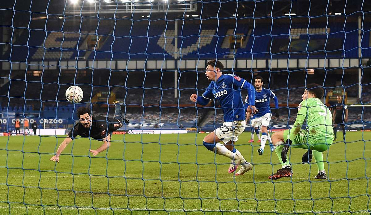 Ilkay Gündogan köpfte City gegen Everton spät in Führung.