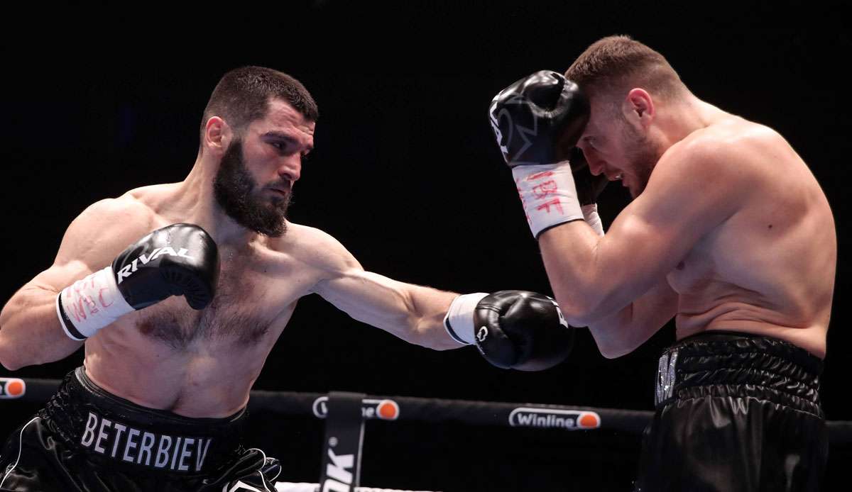 Boxer Adam Deines (r.) ist beim Griff nach dem Weltmeister-Titel im Halbschwergewicht gescheitert.