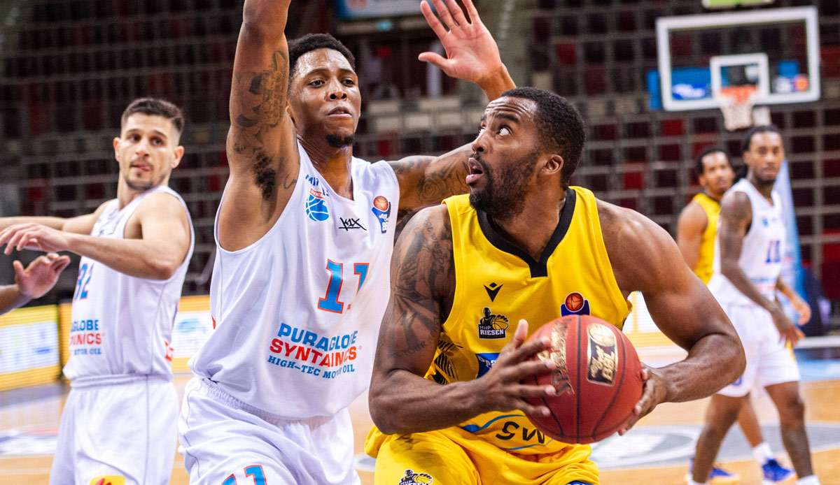 Jamel McLean (r.) von Riesen Ludwigsburg im Duell mit Kyndahl Hill.