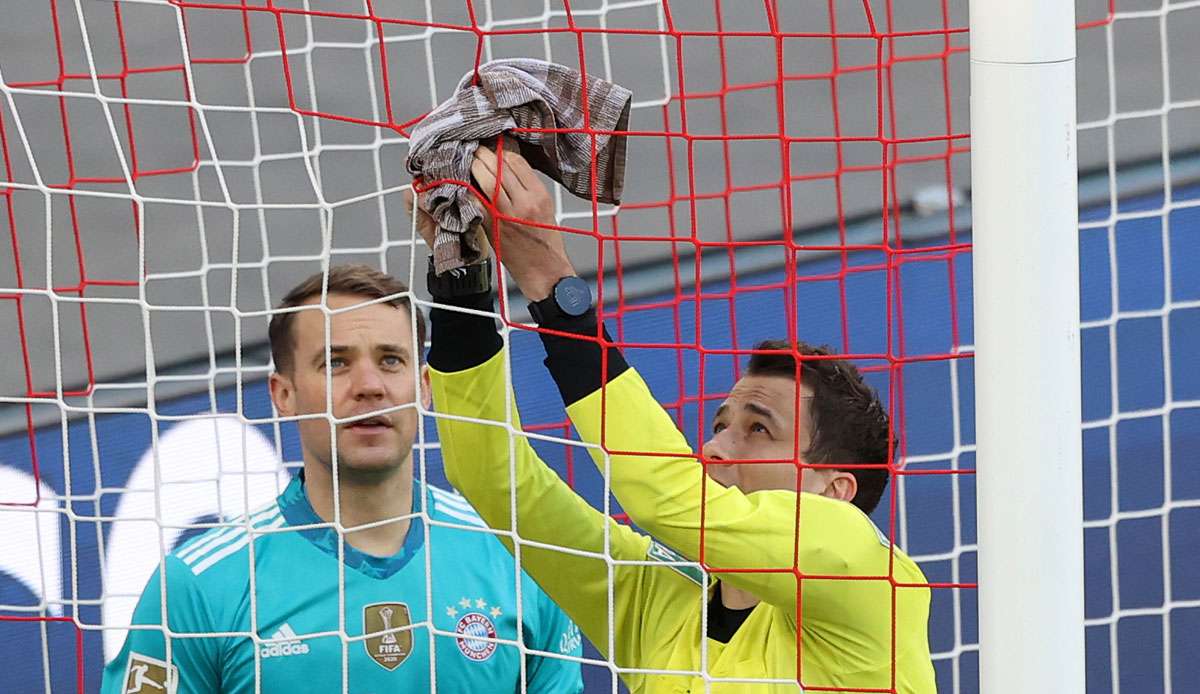 Manuel Neuer reparierte das Loch im Leipziger Tornetz kurzerhand mit seinem Handtuch, kam damit bei den Unparteiischen aber nicht durch.