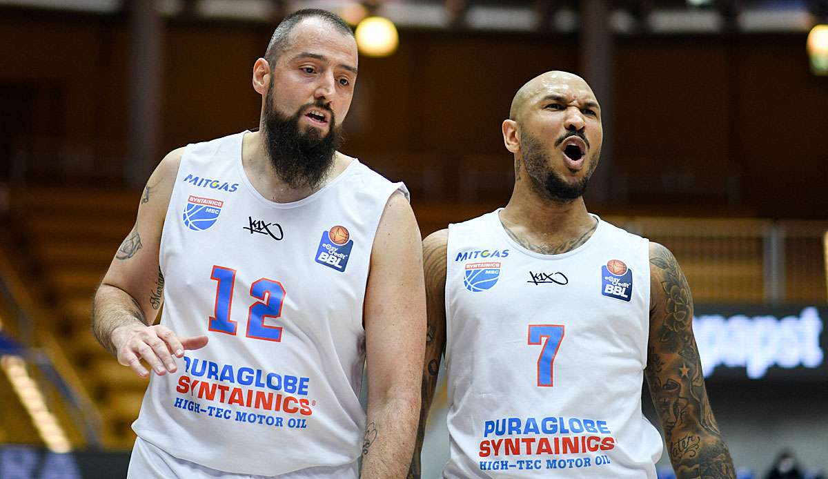 Djordje Pantelic und Sergio Kerusch (Syntainics MBC) jubeln über einen Korb.