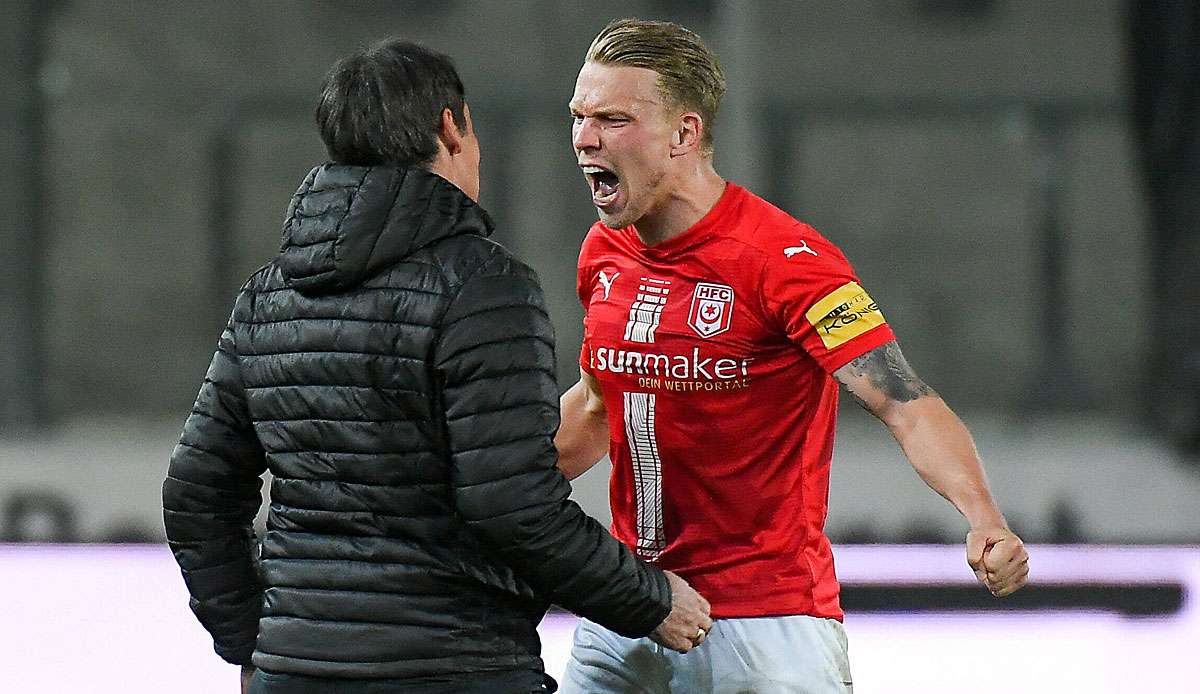 Florian Schnorrenberg (li.) jubelt nach dem 2:1 mit Janek Sternberg (re.).