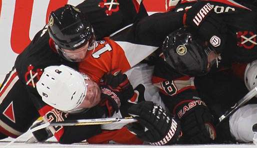 Wenn Chicago auf Philadelphia trifft, fliegen neben dem Puck oftmals auch die Fäuste