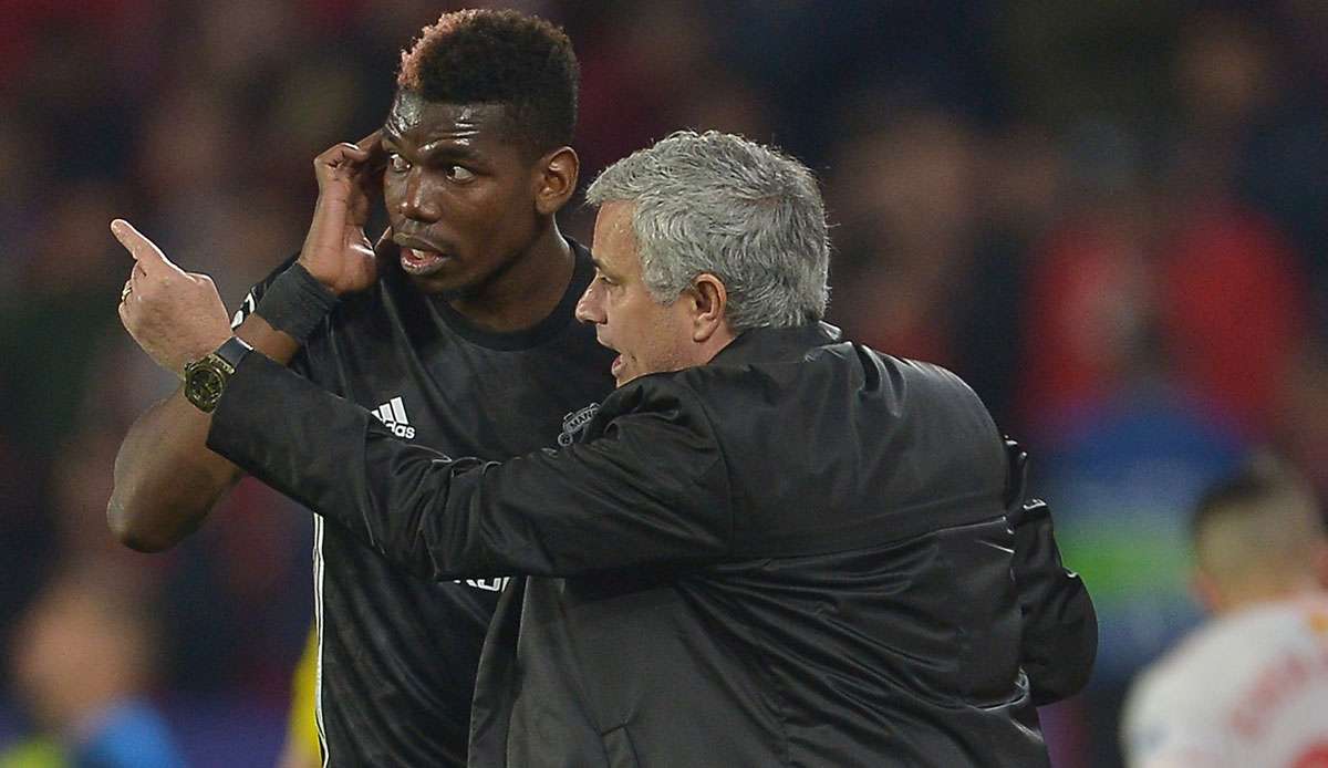 Paul Pogba (.l) ist nicht mehr gut auf seinen früheren Trainer Jose Mourinho (r.) zu sprechen.