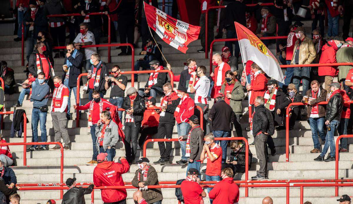 Bei den spontanen Feierlichkeiten von Fans des Fußball-Bundesligisten Union Berlin nach dem Ligaspiel gegen den VfB Stuttgart am Samstag ist es zu Hygieneverstößen gekommen.