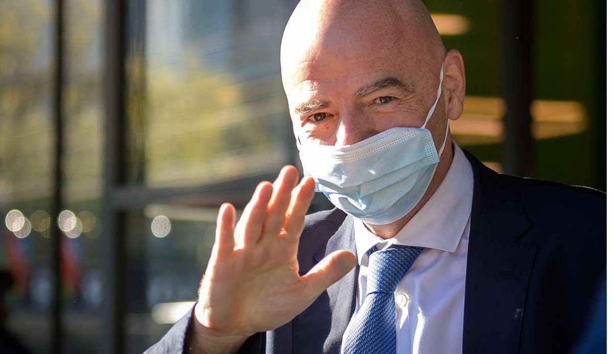 FIFA-Präsident Gianni Infantino hat die neu geschaffene Super League deutlich kritisiert und der UEFA seine "volle Unterstützung" zugesagt.