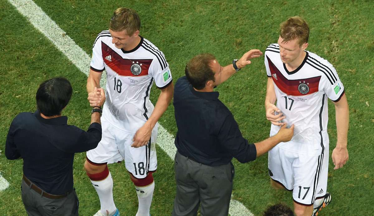 Hansi Flick (2.v.r.) und Toni Kroos (2.v.l.) bei der WM 2014 in Brasilien.