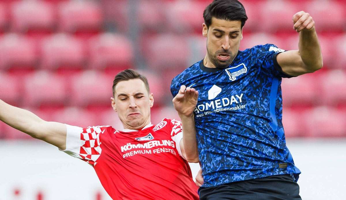 Sami Khedira (r.) im Zweikampf mit Dominik Kohr.