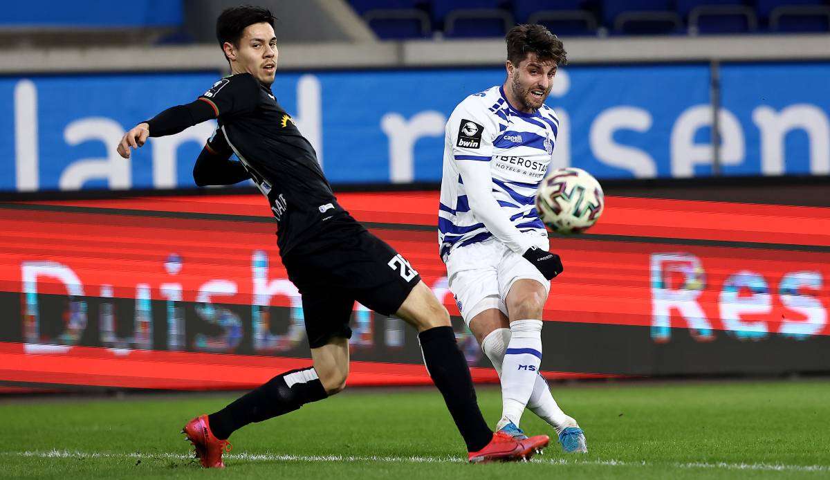 Der 1. FC Magdeburg (schwarz) trifft heute in der 3. Liga auf den MSV Duisburg.