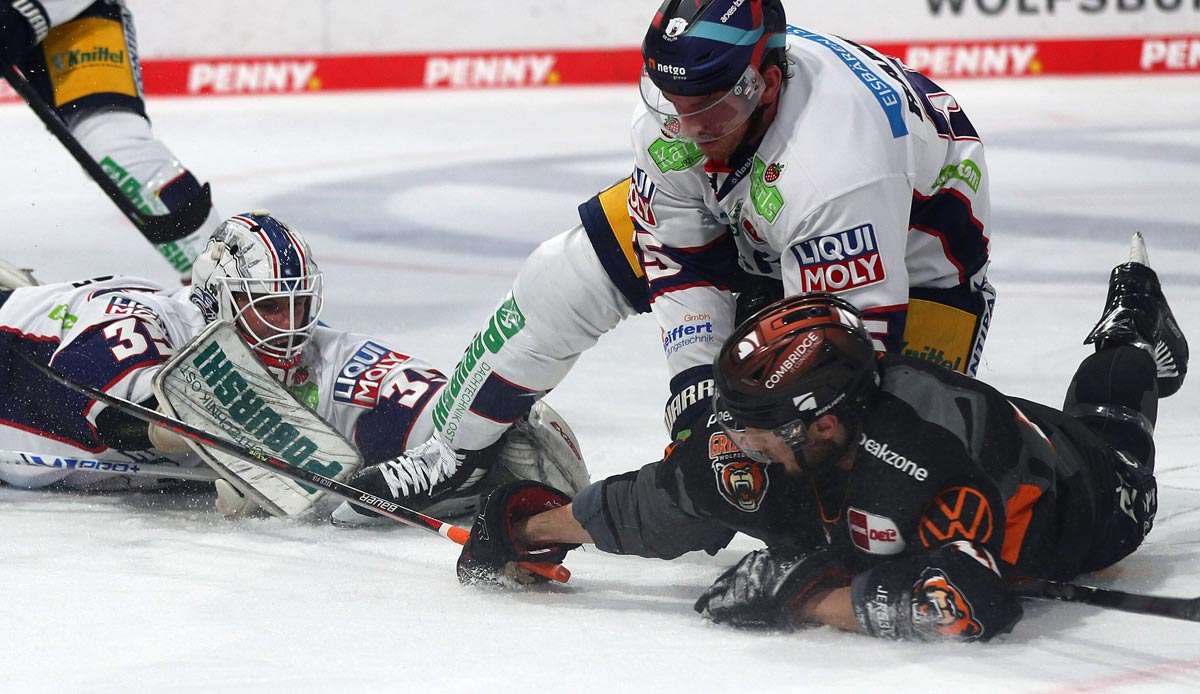 Die Comeback-Könige der Eisbären Berlin meldeten sich mit einem 4:1 (1:0, 2:1, 1:0) bei den Grizzlys Wolfsburg im zweiten Playoff-Finale um die 100. deutsche Meisterschaft zurück.