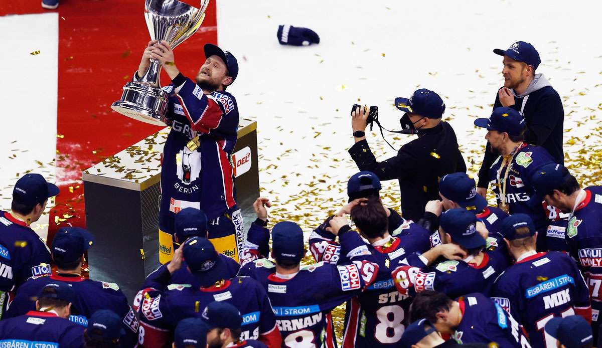 Eisbären-Kapitän Frank Hördler stemmt den lang ersehnten Meisterpokal in die Luft.