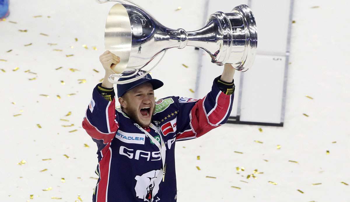 Kapitän Frank Hördler nahm die Meistertrophäe der DEL für die Eisbären Berlin in Empfang.