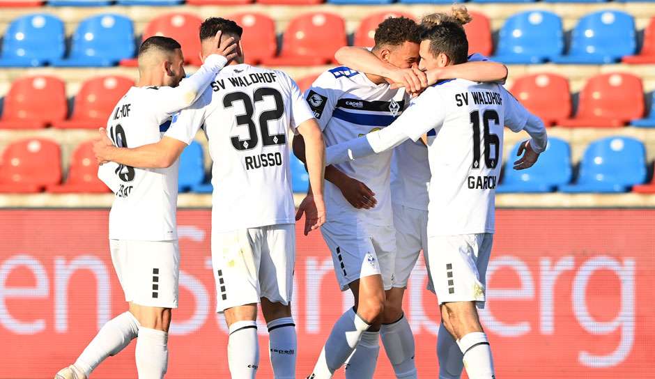 Waldhof Mannheim siegt gegen den Hallescher FC.