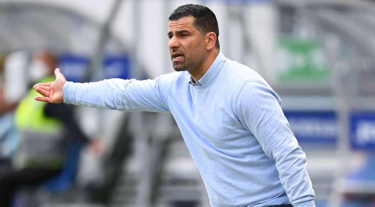 Dimitrios Grammozis wird mit Schalke wohl trotz zweier positiver Corona-Tests zum Nachholspiel gegen Hertha antreten.