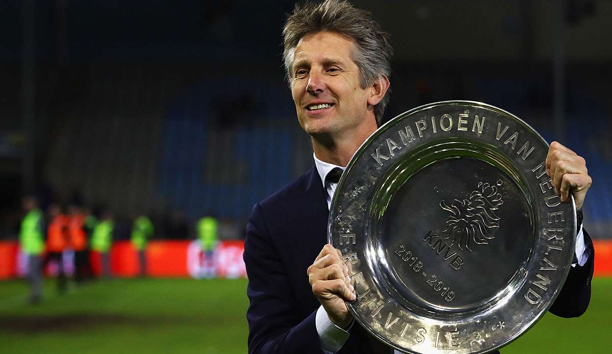 Edwin van der Sar hält die Meisterschale in der Hand.