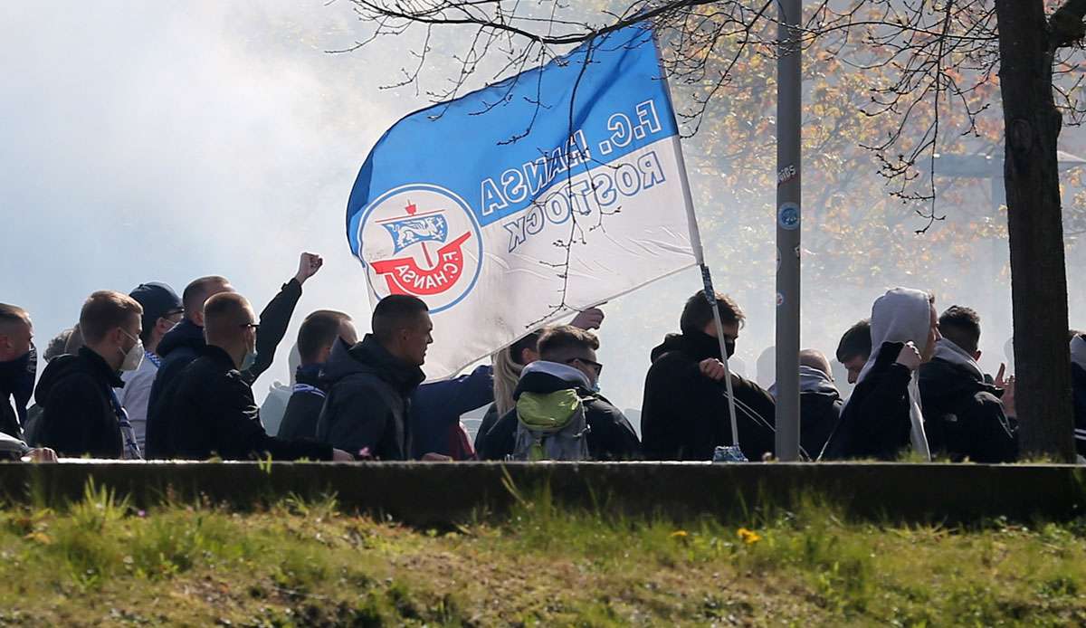 Die Fans von Hansa Rostock haben die Autobahn A9 blockiert.