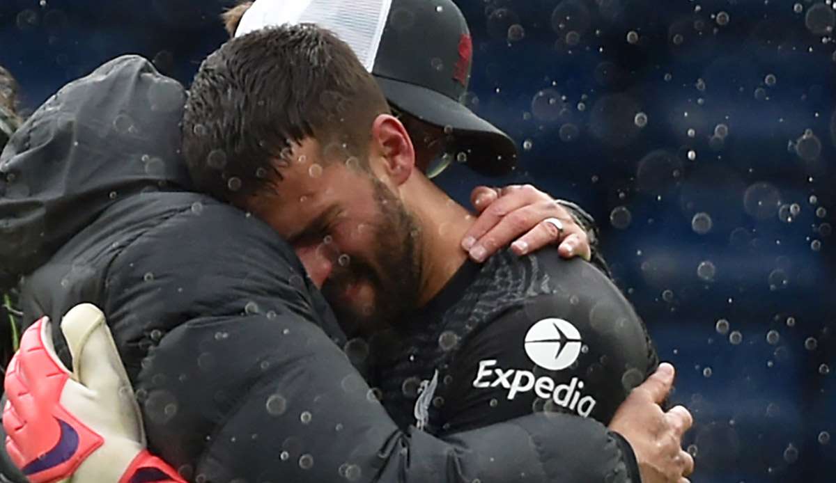 Alisson Becker fiel Jürgen Klopp nach dem Abpfiff in die Arme.