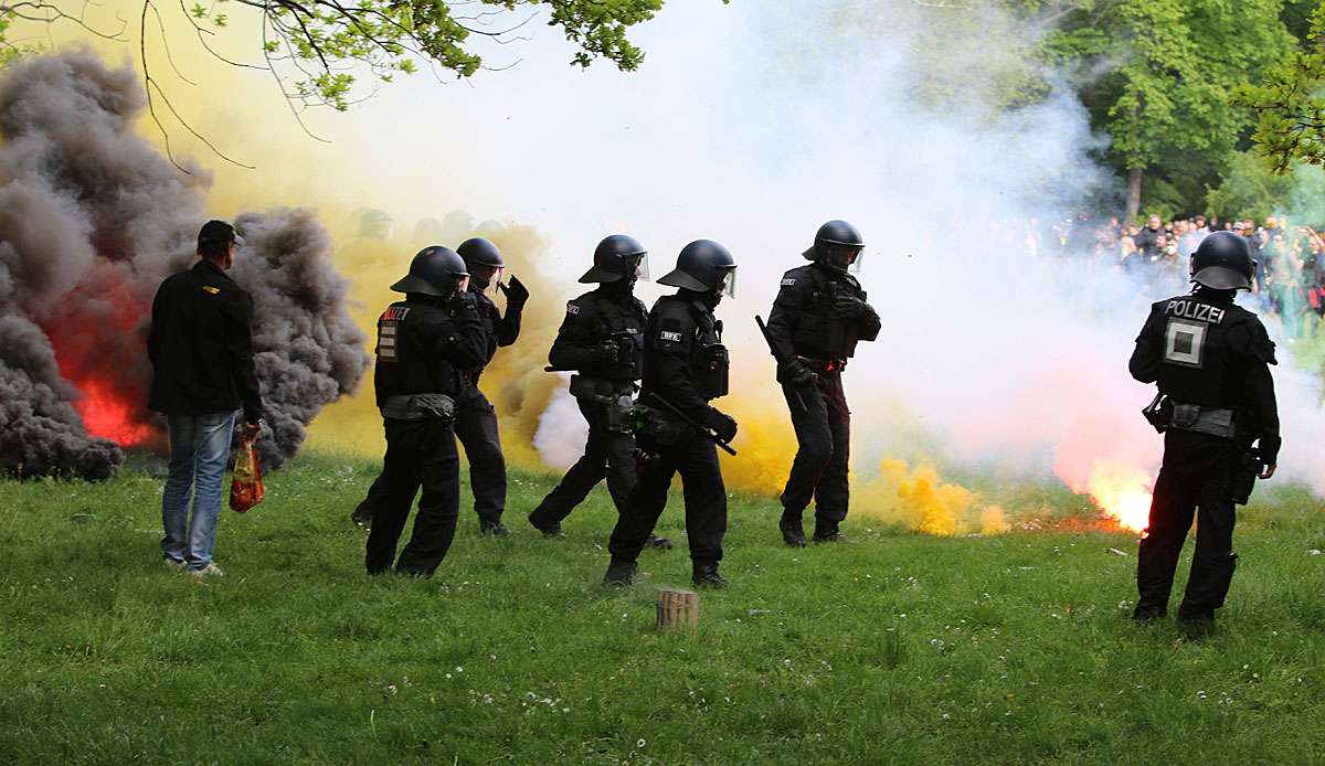 Dresden-Anhänger sorgten nach dem Aufstieg für Ausschreitungen.