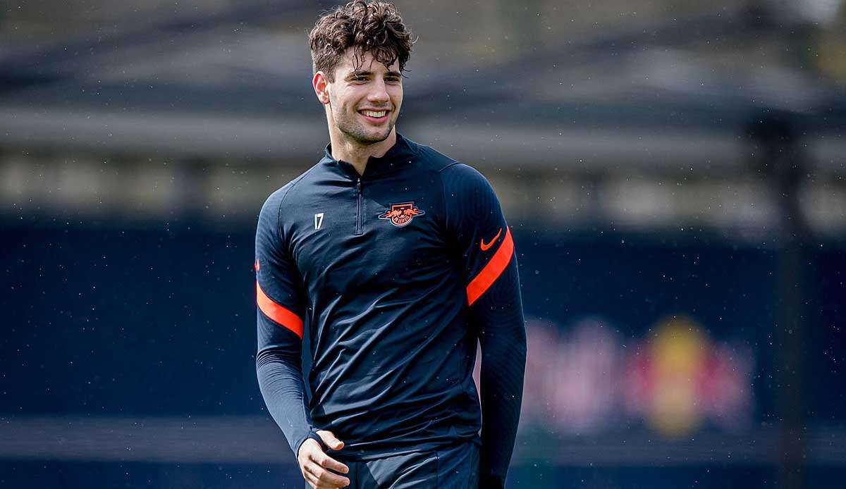RB Leipzig hat den Vertrag von Offensiv-Talent Dominik Szoboszlai vorzeitig verlängert. Wie der Verein am Mittwoch mitteilte, wurde der bestehende Kontrakt mit dem 20 Jahre alten Ungarn um ein Jahr bis 2026 erweitert.