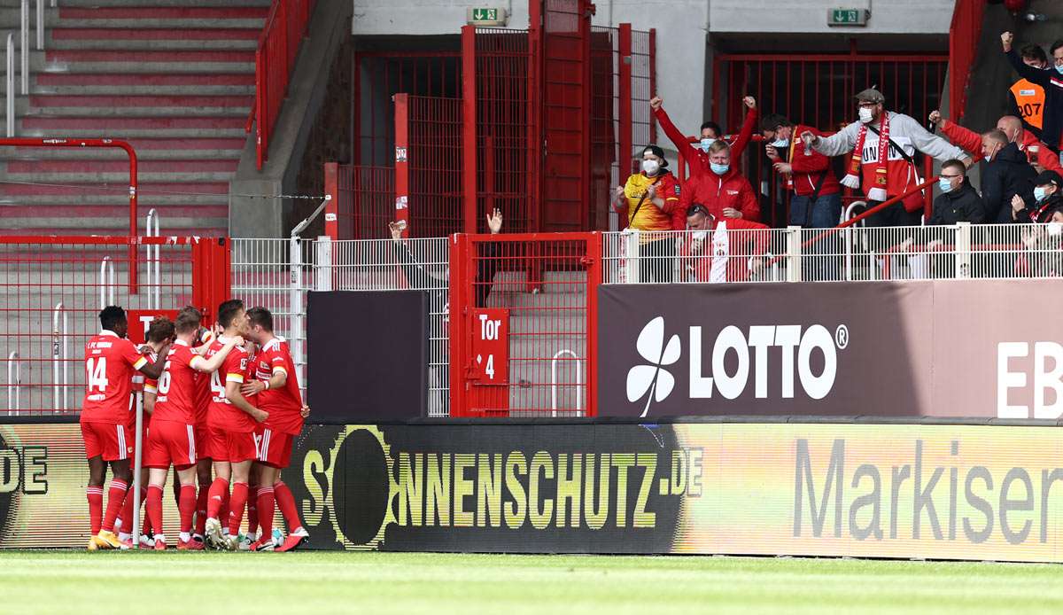 Unions Spieler feiern gemeinsam mit den Fans Marvin Friedrich Tor zum 1:1 gegen Leipzig.