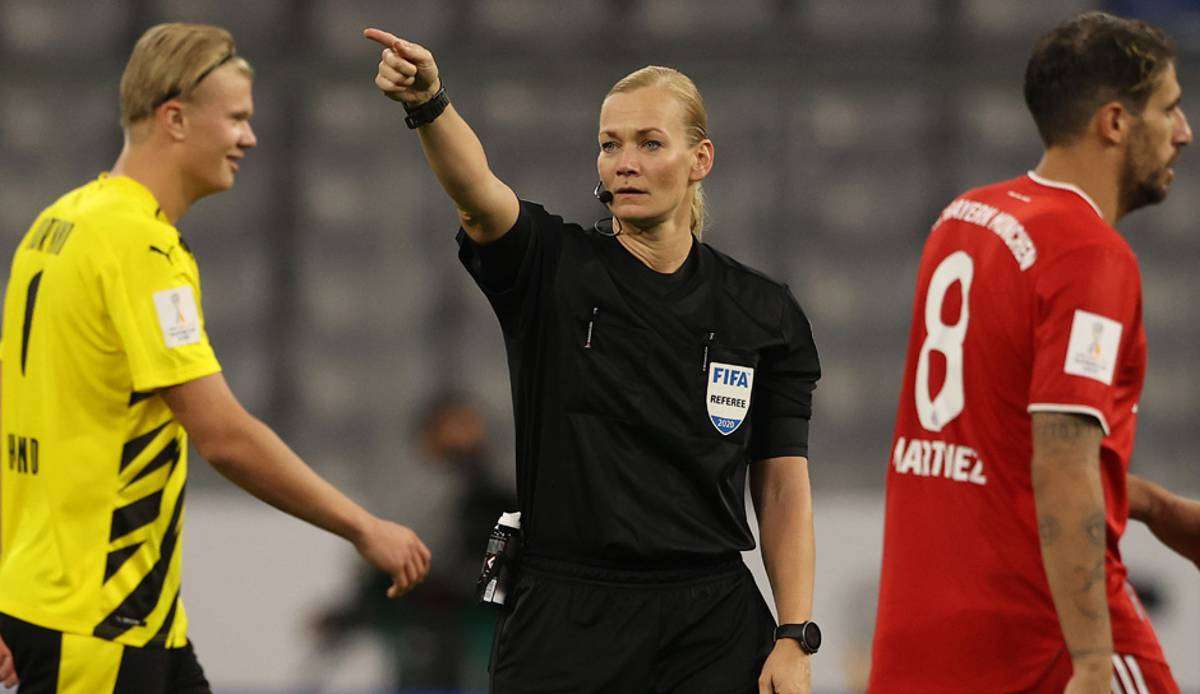 Schiedsrichter-Pionierin Bibiana Steinhaus-Webb hat sich im Rahmen ihres Engagements bei der Initiative für mehr Frauen im Fußball von Seiten des DFB unter Druck gesetzt gefühlt.