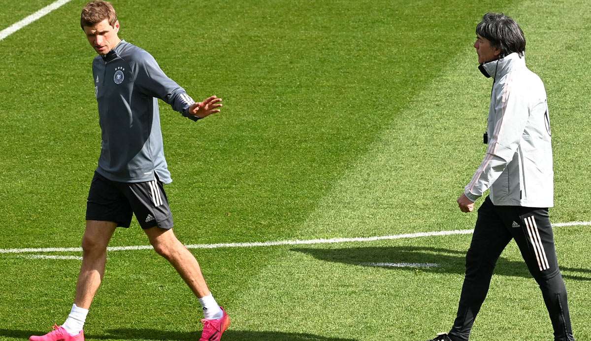 Thomas Müller (l.) und Jogi Löw am Samstag im DFB-Trainingslager in Seefeld/Österreich.