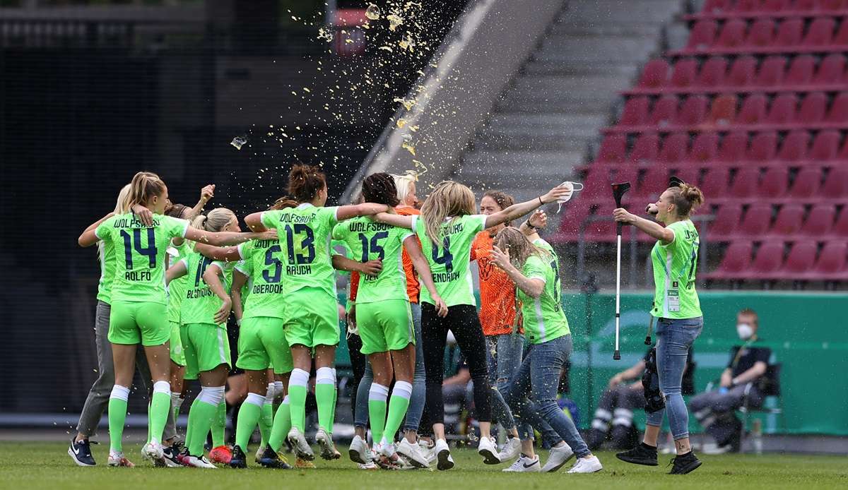 Die unersättlichen Pokal-Königinnen geben ihre Lieblingstrophäe auch in Unterzahl nicht her: Der VfL Wolfsburg hat nach einem dramatischen Finale zum siebten Mal in Serie den DFB-Pokal der Frauen gewonnen.