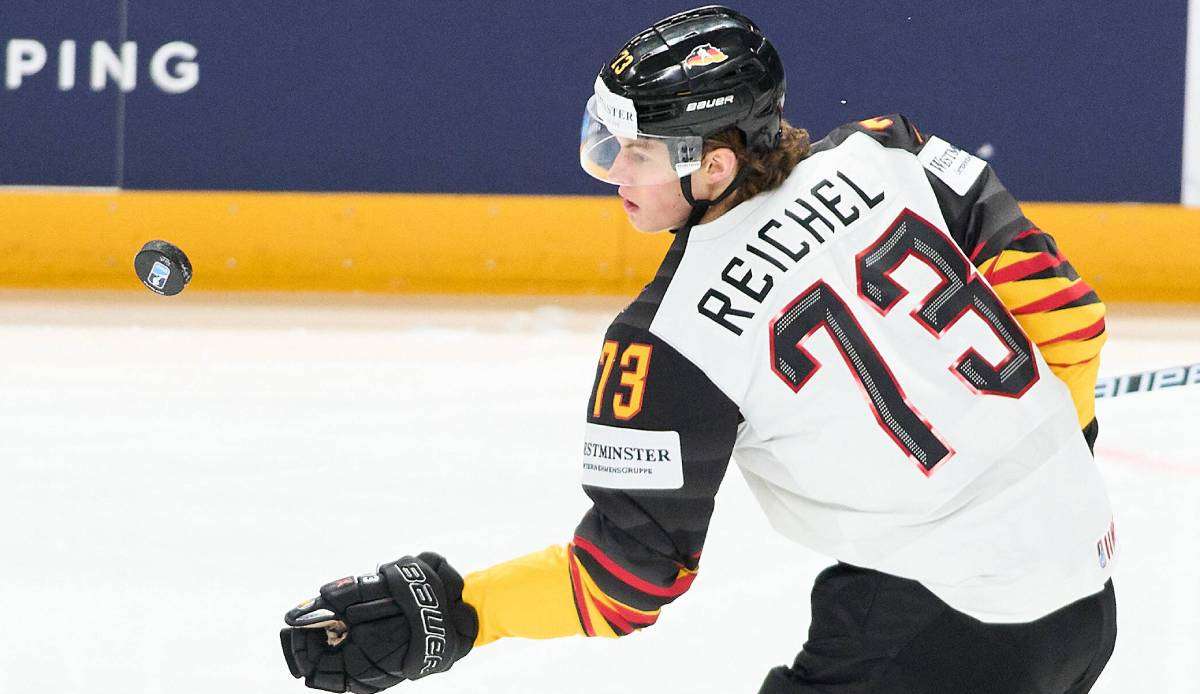 Lukas Reichel und das DEB-Team brauchen einen Sieg gegen Lettland, um das Viertelfinale zu erreichen.