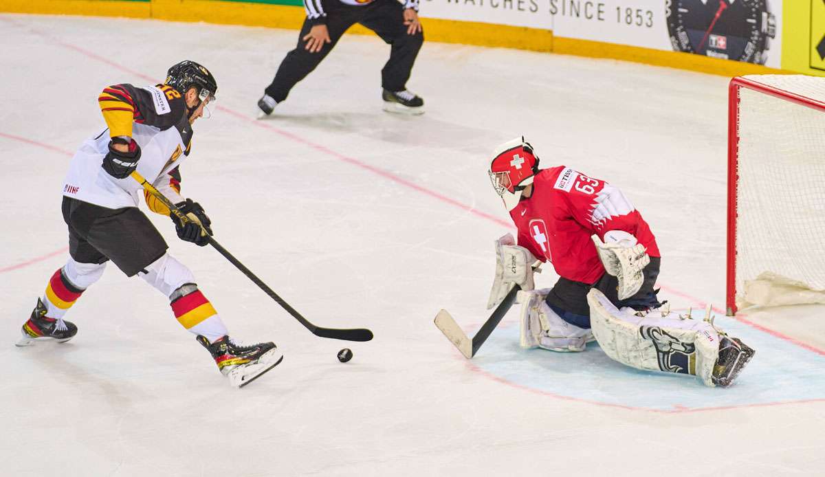 Marcel Noebels hat Deutschland mit seinem Penalty gegen die Schweiz ins Halbfinale geschossen.