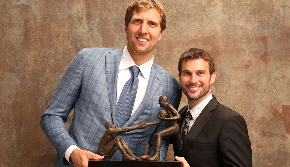 Dirk Nowitzki und Mavs-Pressesprecher Scott Tomlin (r.) posieren mit dem Twyman-Stokes Teammate of the Year Award, den der Deutsche 2017 erhielt.