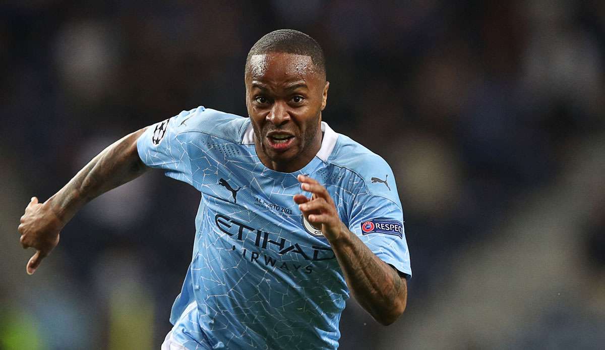 Raheem Sterling wird von Queen Elizabeth II der MBE-Orden verliehen.