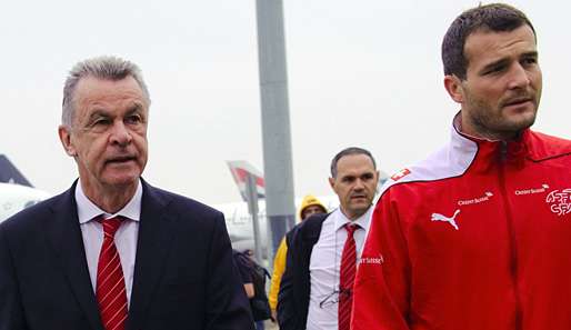 Ottmar Hitzfeld (l.) und sein Kapitän Alexander Frei am Flughafen