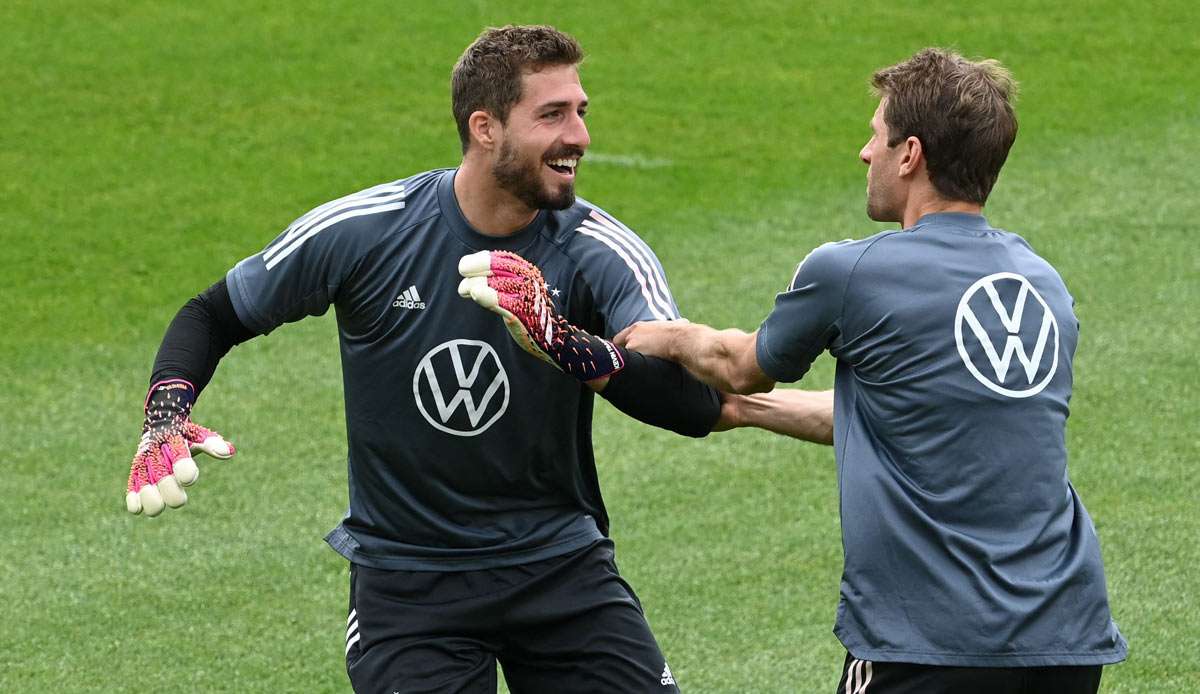 Kevin Trapp (l.) albert im Training mit Rückkehrer Thomas Müller herum.