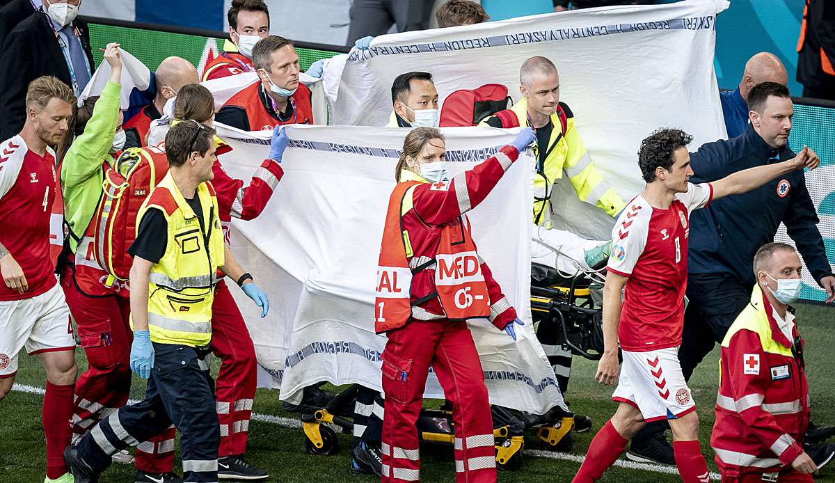 Eriksen wurde fast eine halbe Stunde auf dem Platz behandelt.