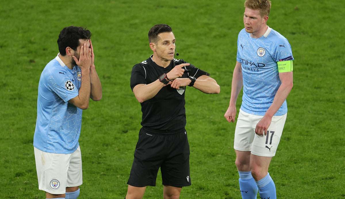 Schiedsrichter Del Cerro Grande in der Champions League mit den Manchester-City-Stars Gündogan (l.) und De Bruyne