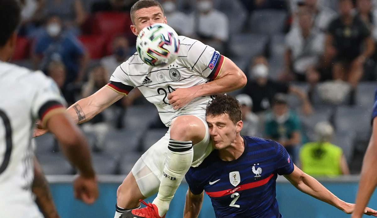 Benjamin Pavard wurde von Robin Gosens kurzzeitig ausgeknockt.