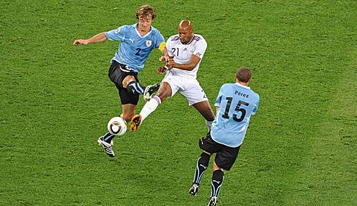 Uruguays Kapitän Diego Lugano (l.) im Zweikampf mit Frankreichs Nicolas Anelka