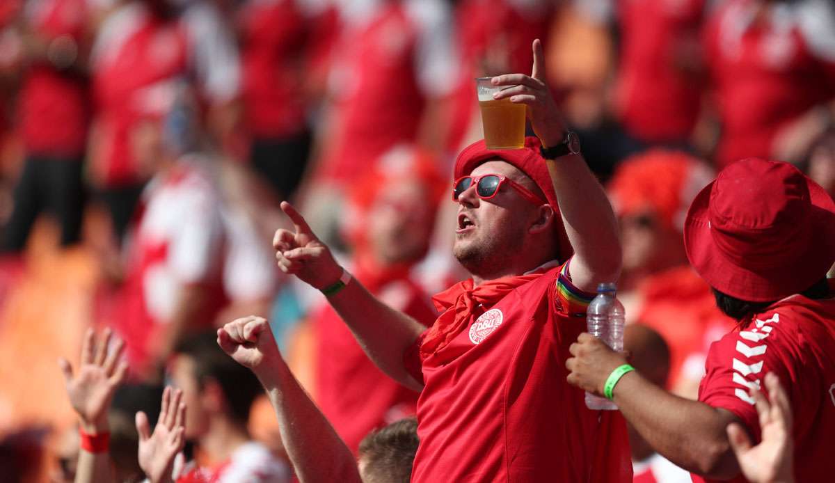 Dänemark hat dank eines 4:0-Sieges gegen Wales das EM-Achtelfinale erreicht.