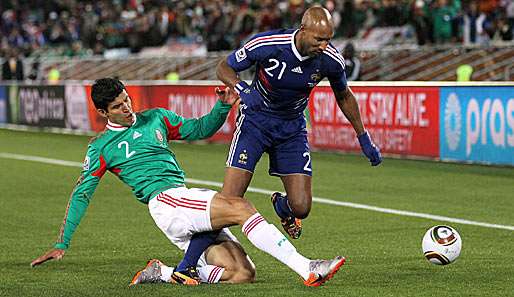 Mexiko-Innenverteidiger Francisco Rodriguez (l.) mit einem Tackling gegen Nicolas Anelka 