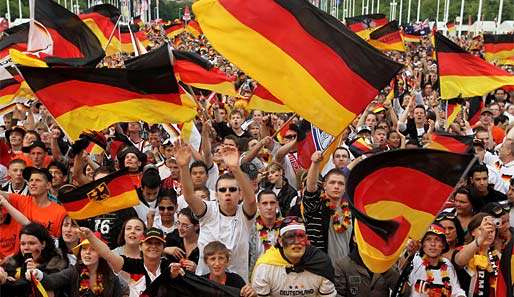 Gute Stimmung beim Public Viewing am Berliner Olympiastadion